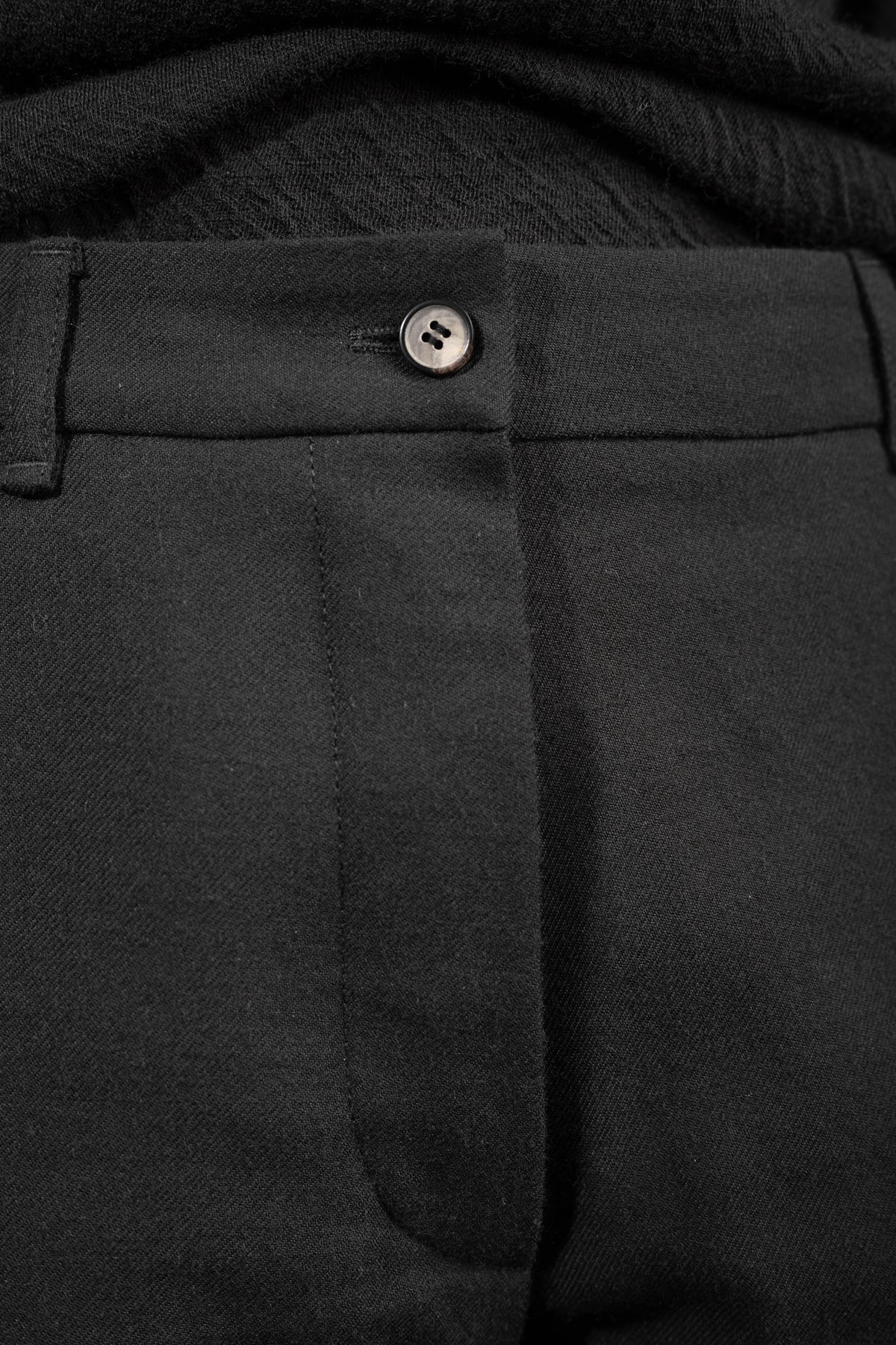 eigensinnig wien | Victoria | Schwarze, schmale Damen Anzug-Wollhose aus exklusiver japanischer Wolle