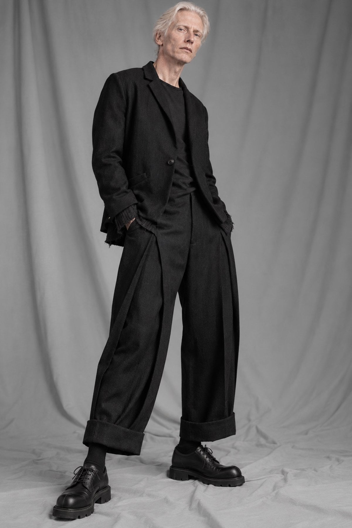 eigensinnig wien | VinFra | Schwarzer Designer-Anzug für Herren mit weiter Bundfaltenhose aus italienischer Wolle