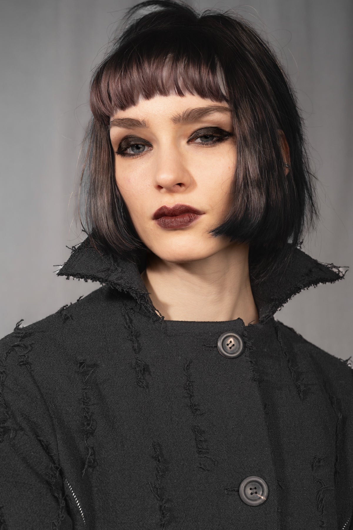 eigensinnig wien | Voltaire | Extravaganter Designer Damen Avantgarde-Langmantel in Grau