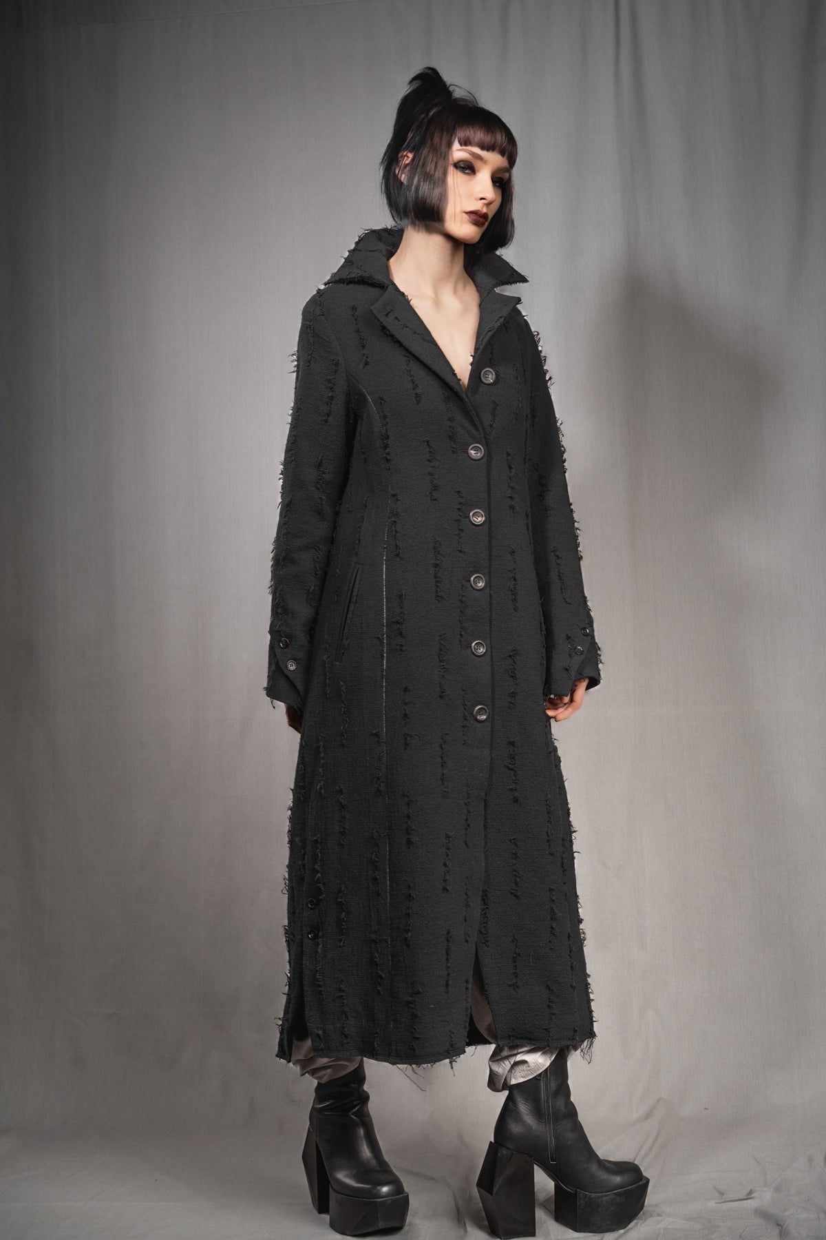 eigensinnig wien | Voltaire | Extravaganter Designer Damen Avantgarde-Langmantel in Grau