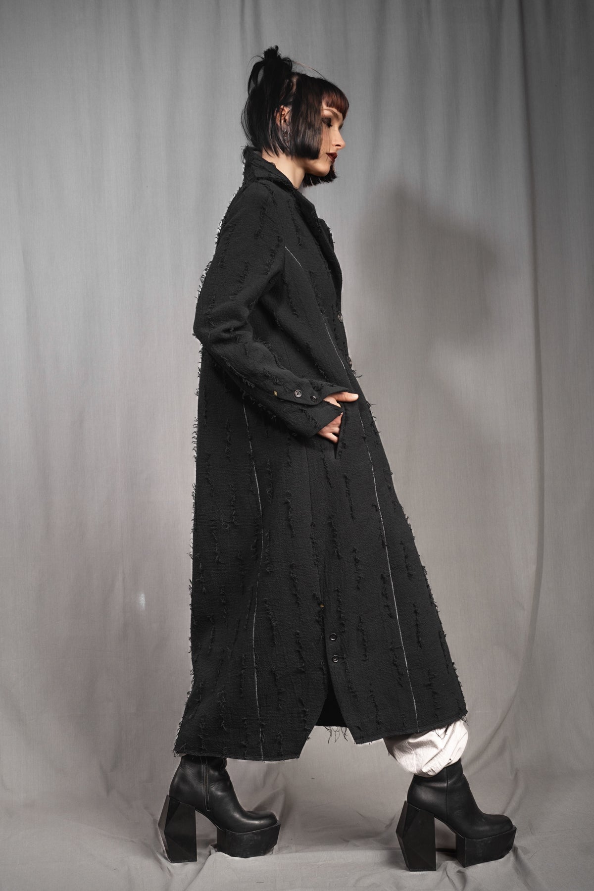 eigensinnig wien | Voltaire | Extravaganter Designer Damen Avantgarde-Langmantel in Grau