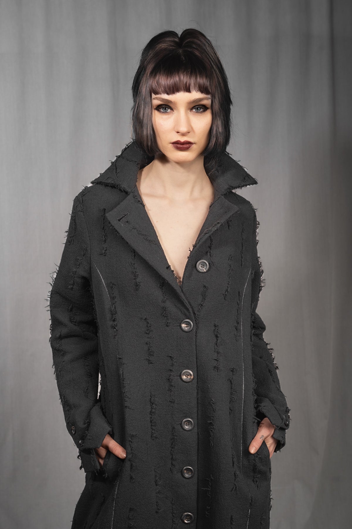 eigensinnig wien | Voltaire | Extravaganter Designer Damen Avantgarde-Langmantel in Grau