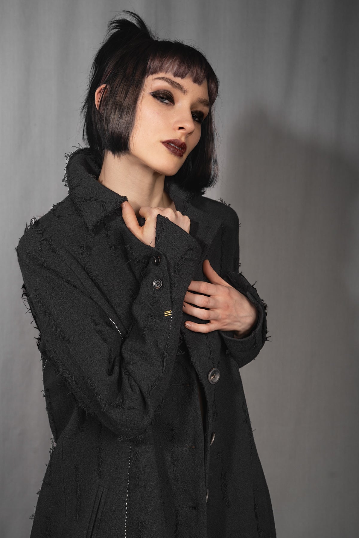 eigensinnig wien | Voltaire | Extravaganter Designer Damen Avantgarde-Langmantel in Grau