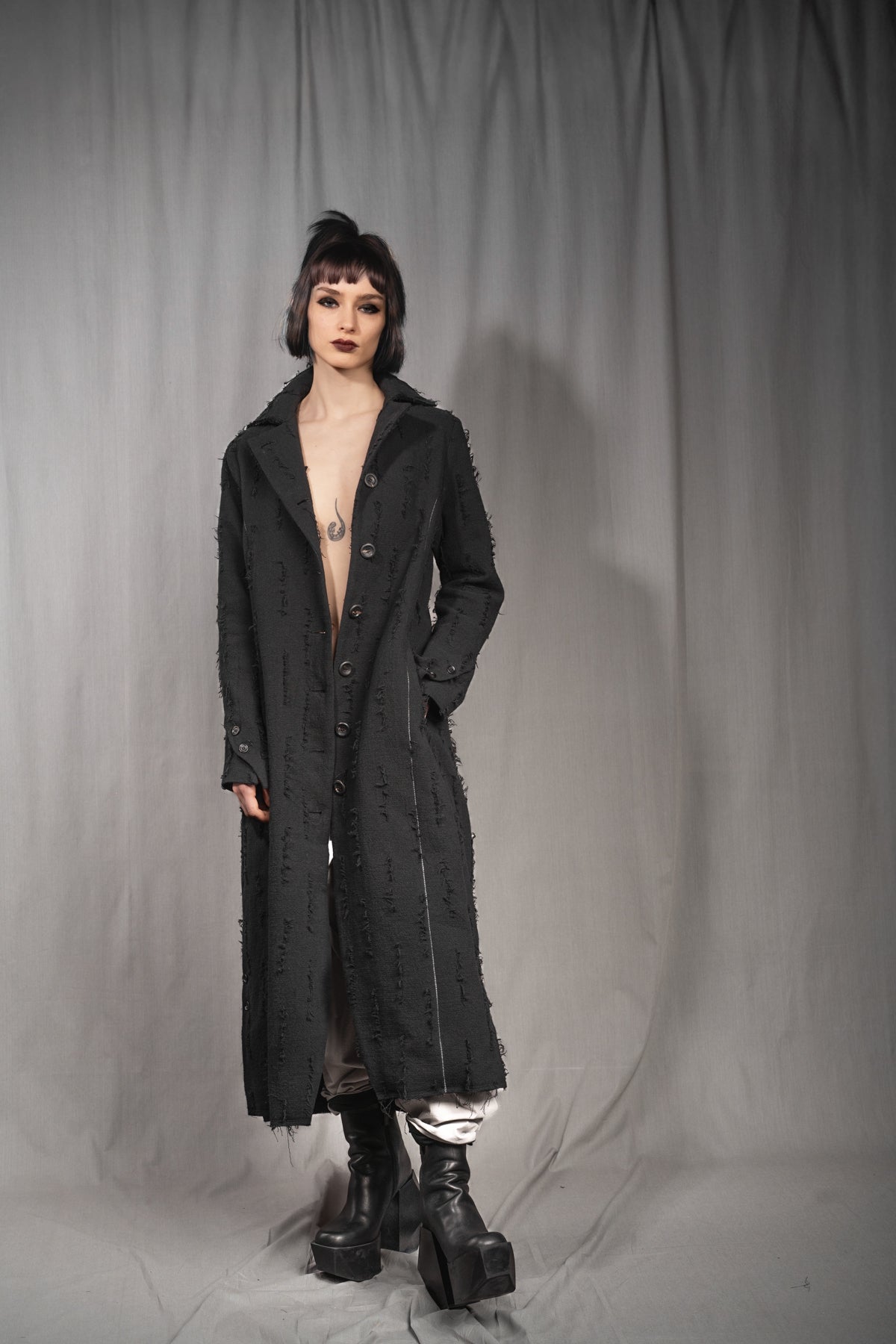 eigensinnig wien | Voltaire | Extravaganter Designer Damen Avantgarde-Langmantel in Grau