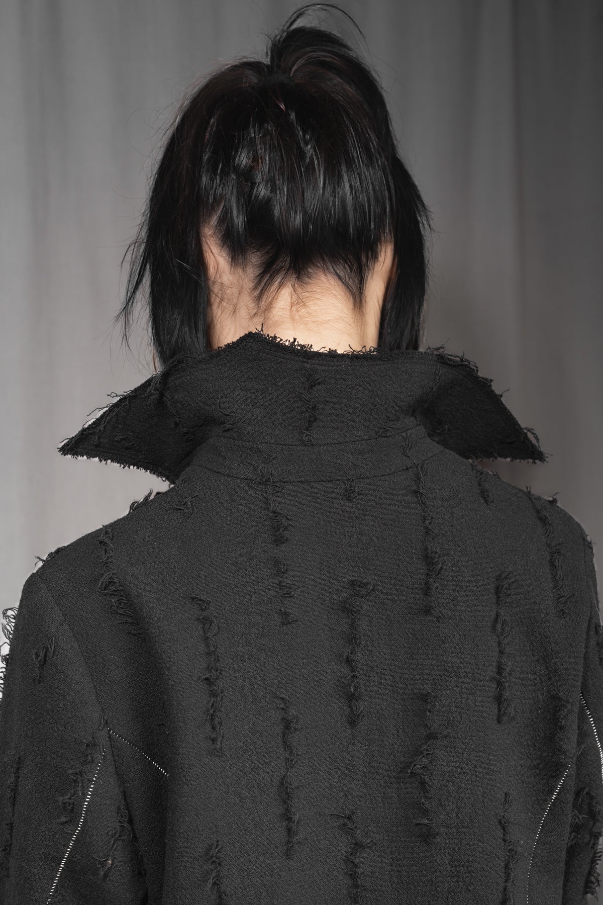 eigensinnig wien | Voltaire | Extravaganter Designer Damen Avantgarde-Langmantel in Grau