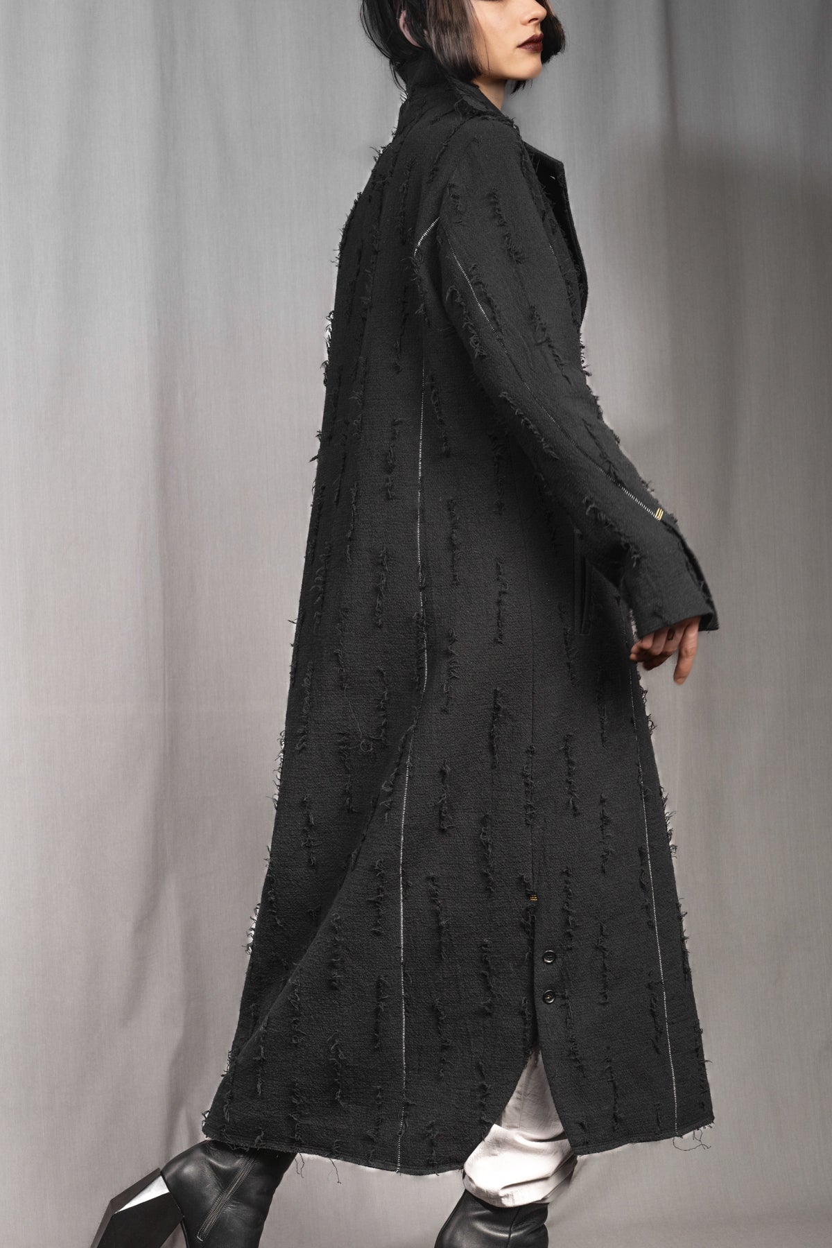 eigensinnig wien | Voltaire | Extravaganter Designer Damen Avantgarde-Langmantel in Grau