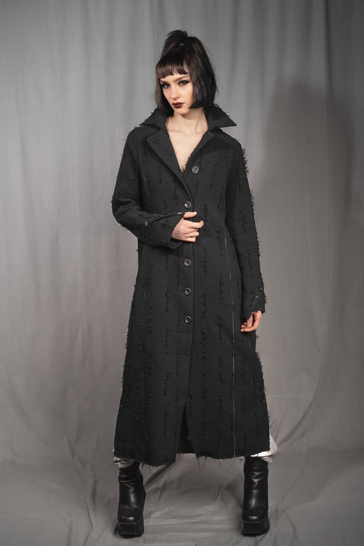 eigensinnig wien | Voltaire | Extravaganter Designer Damen Avantgarde-Langmantel in Grau