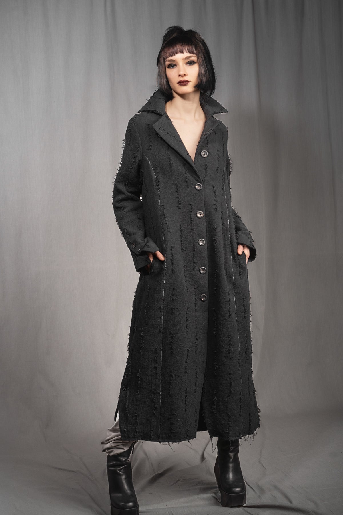 eigensinnig wien | Voltaire | Extravaganter Designer Damen Avantgarde-Langmantel in Grau