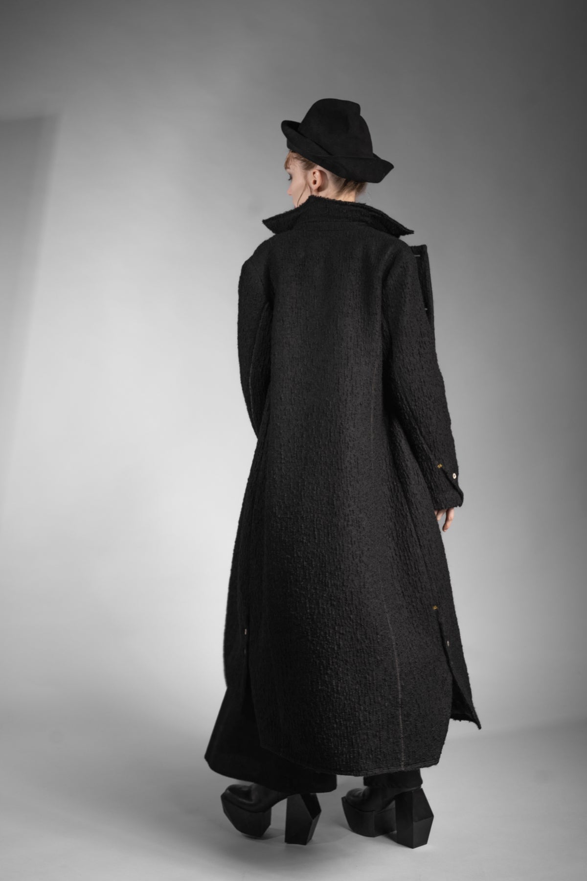 eigensinnig wien | Voltaire | Langer, schwarzer Designer Wintermantel für Damen aus japanischer Wolle