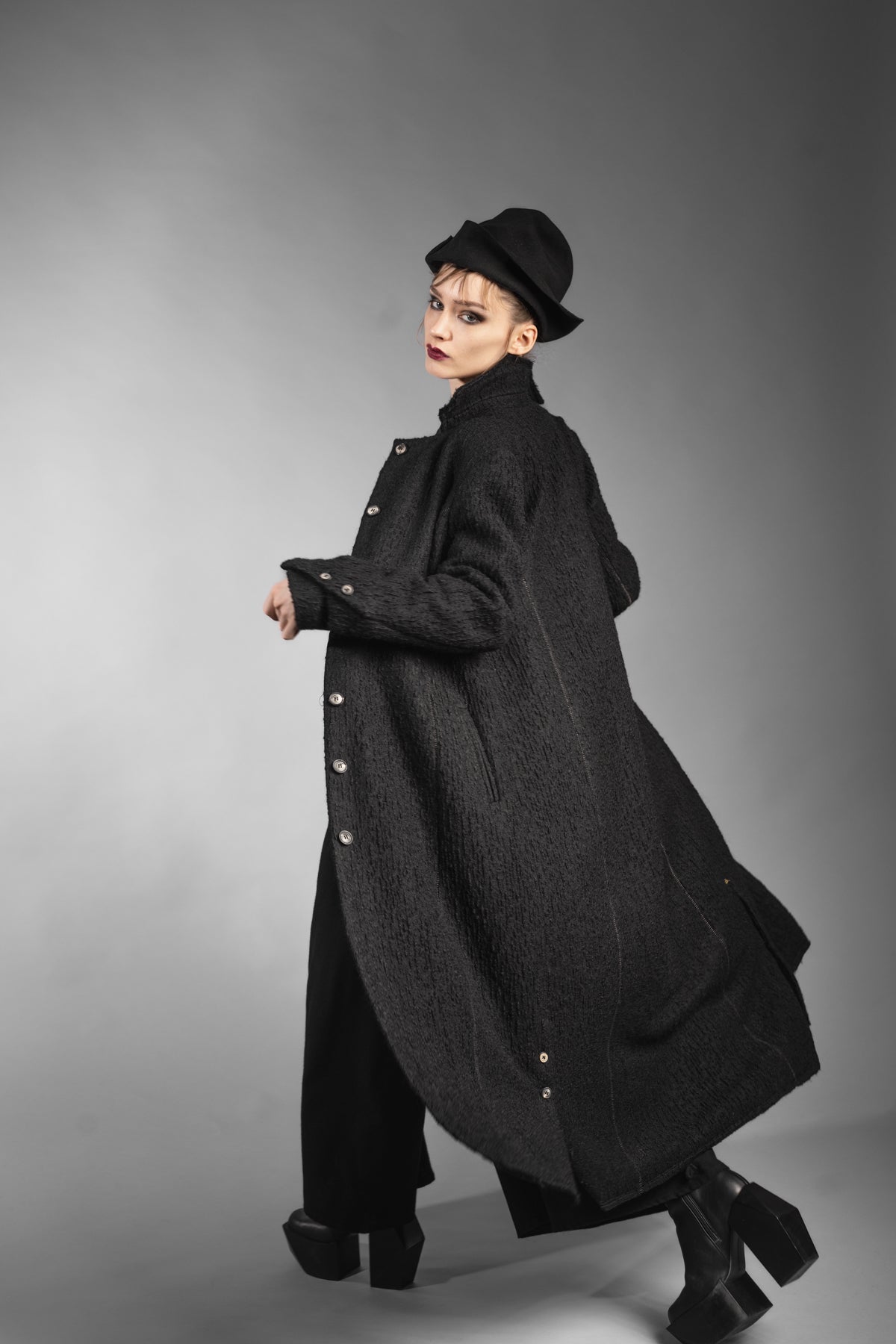 eigensinnig wien | Voltaire | Langer, schwarzer Designer Wintermantel für Damen aus japanischer Wolle