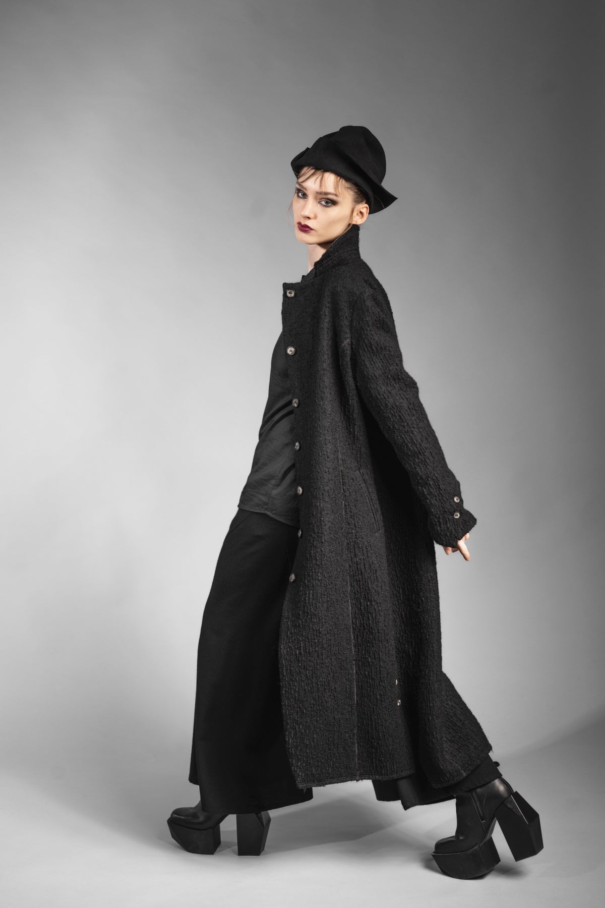 eigensinnig wien | Voltaire | Langer, schwarzer Designer Wintermantel für Damen aus japanischer Wolle