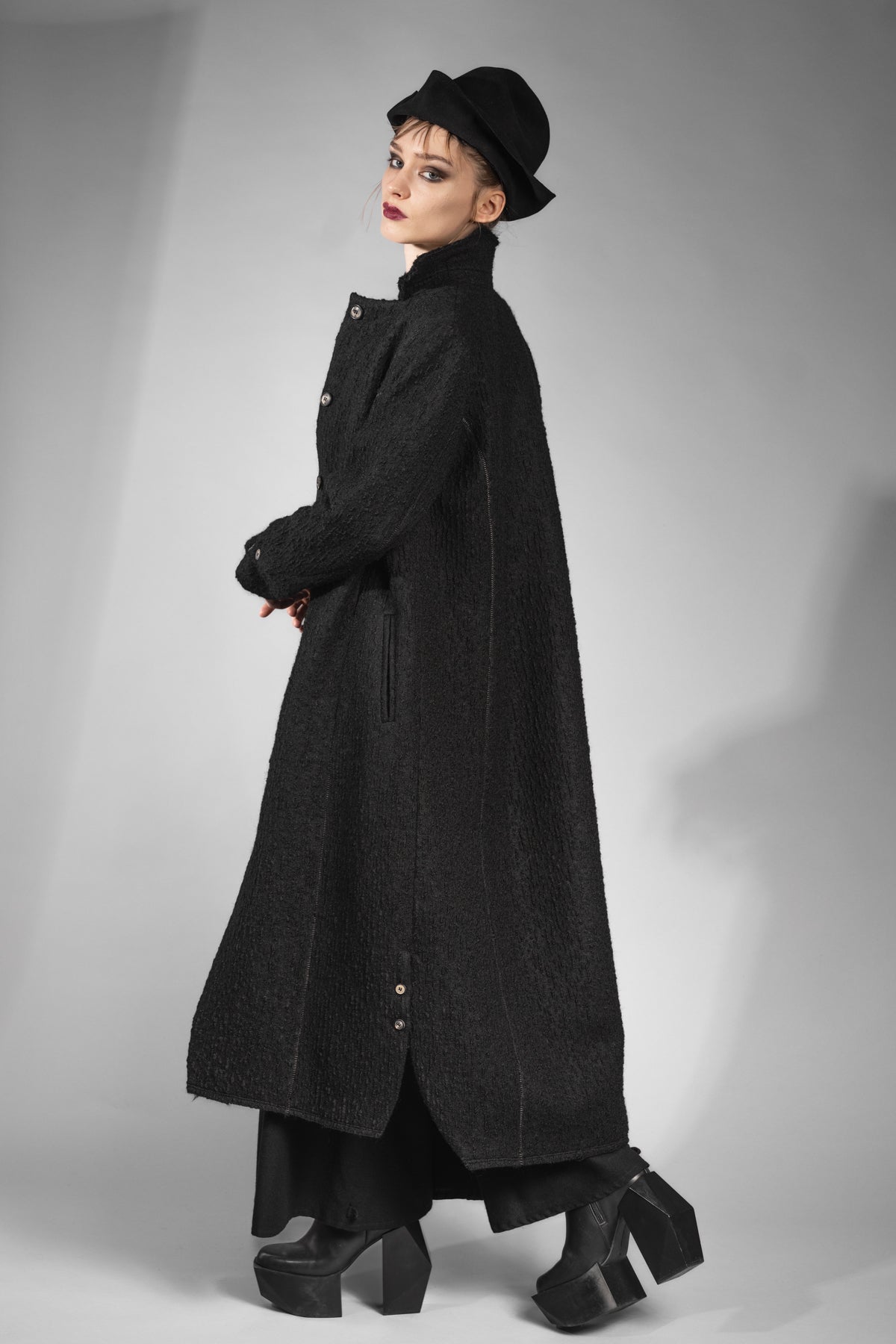eigensinnig wien | Voltaire | Langer, schwarzer Designer Wintermantel für Damen aus japanischer Wolle