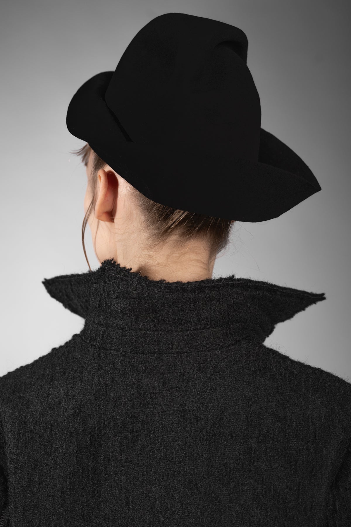 eigensinnig wien | Voltaire | Langer, schwarzer Designer Wintermantel für Damen aus japanischer Wolle