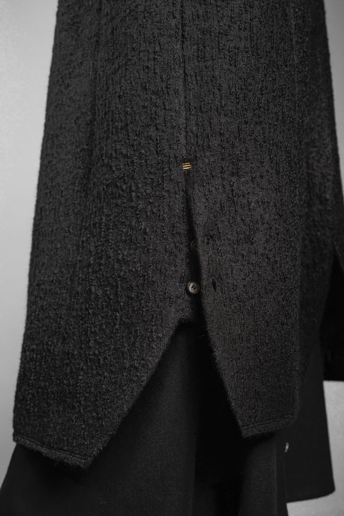 eigensinnig wien | Voltaire | Langer, schwarzer Designer Wintermantel für Damen aus japanischer Wolle