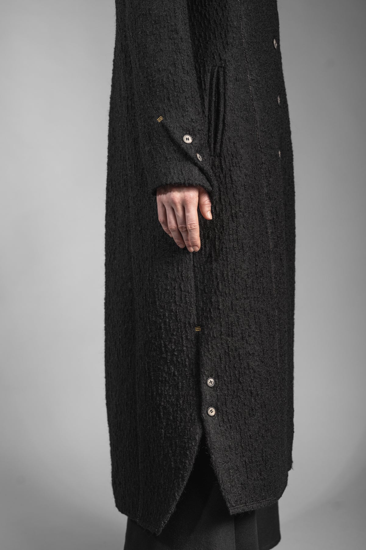 eigensinnig wien | Voltaire | Langer, schwarzer Designer Wintermantel für Damen aus japanischer Wolle