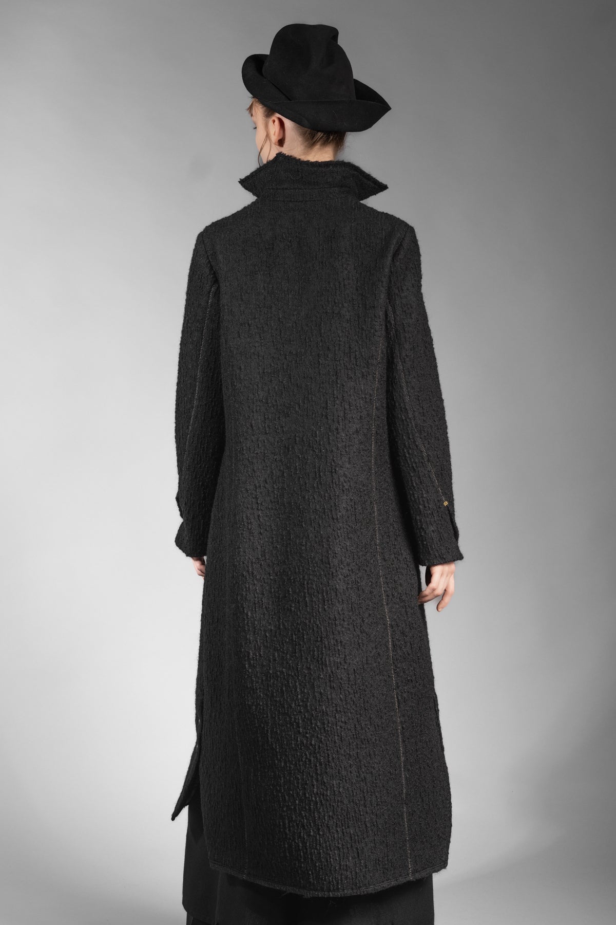 eigensinnig wien | Voltaire | Langer, schwarzer Designer Wintermantel für Damen aus japanischer Wolle