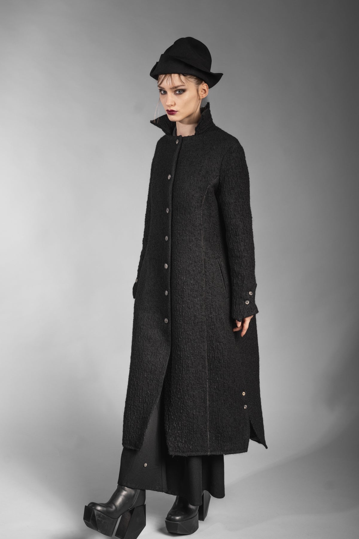 eigensinnig wien | Voltaire | Langer, schwarzer Designer Wintermantel für Damen aus japanischer Wolle