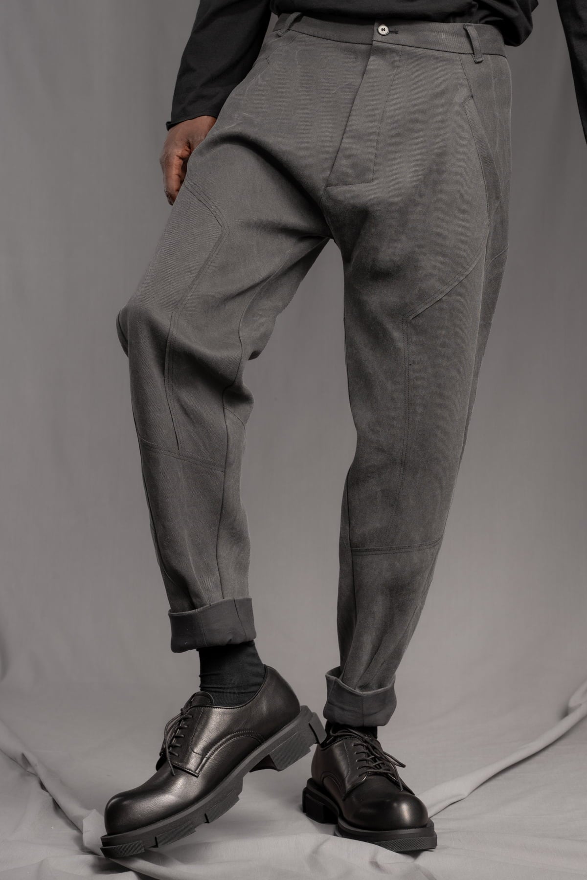 eigensinnig wien | Walking Man | Avantgardistische Cold Dyed Rigid Denim Hose für Herren in Moosgrau