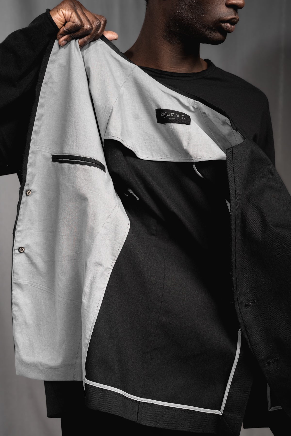 eigensinnig wien | Walpole | Leichtes Herren Designersakko mit Stehkragen aus schwarzer Gabardine-Baumwolle