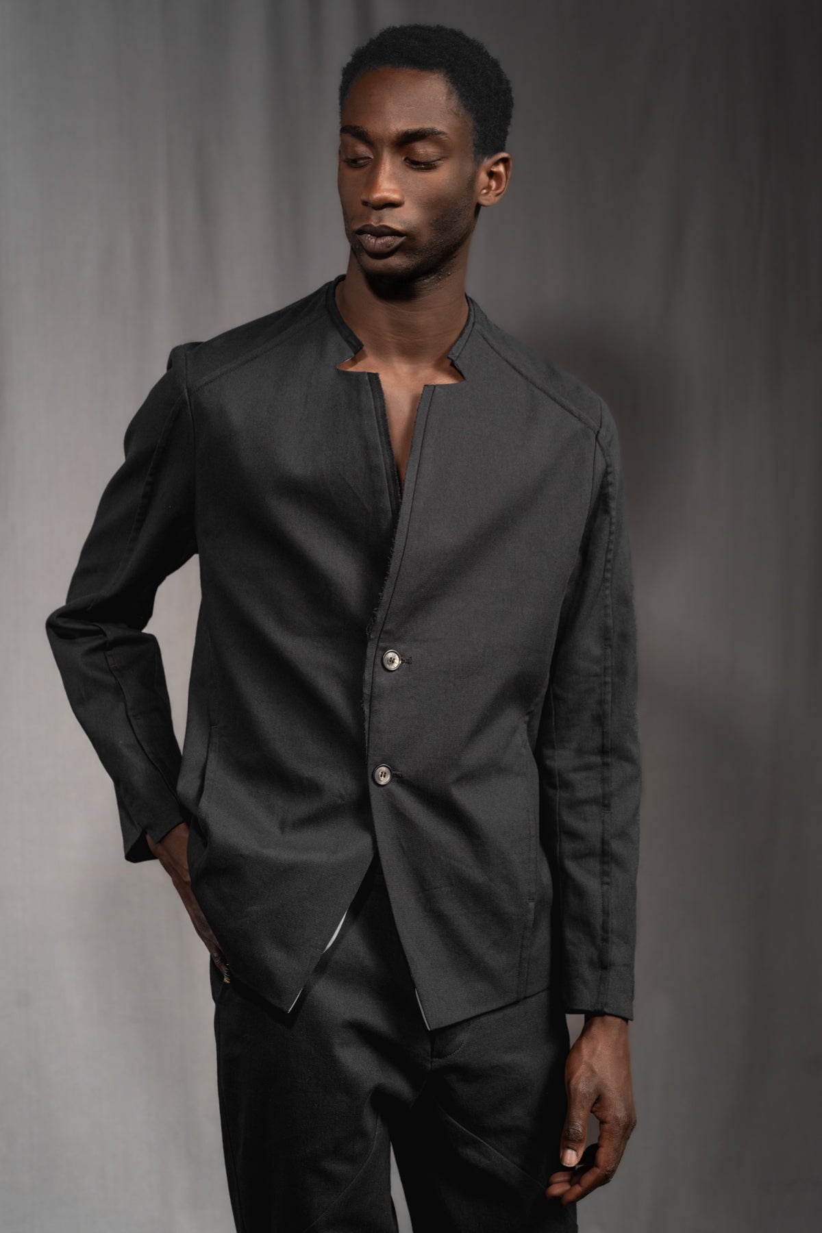 eigensinnig wien | Walpole | Leichtes Herren Designersakko mit Stehkragen aus schwarzer Gabardine-Baumwolle