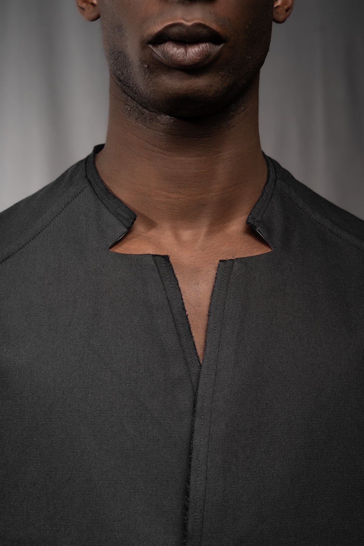 eigensinnig wien | Walpole | Leichtes Herren Designersakko mit Stehkragen aus schwarzer Gabardine-Baumwolle