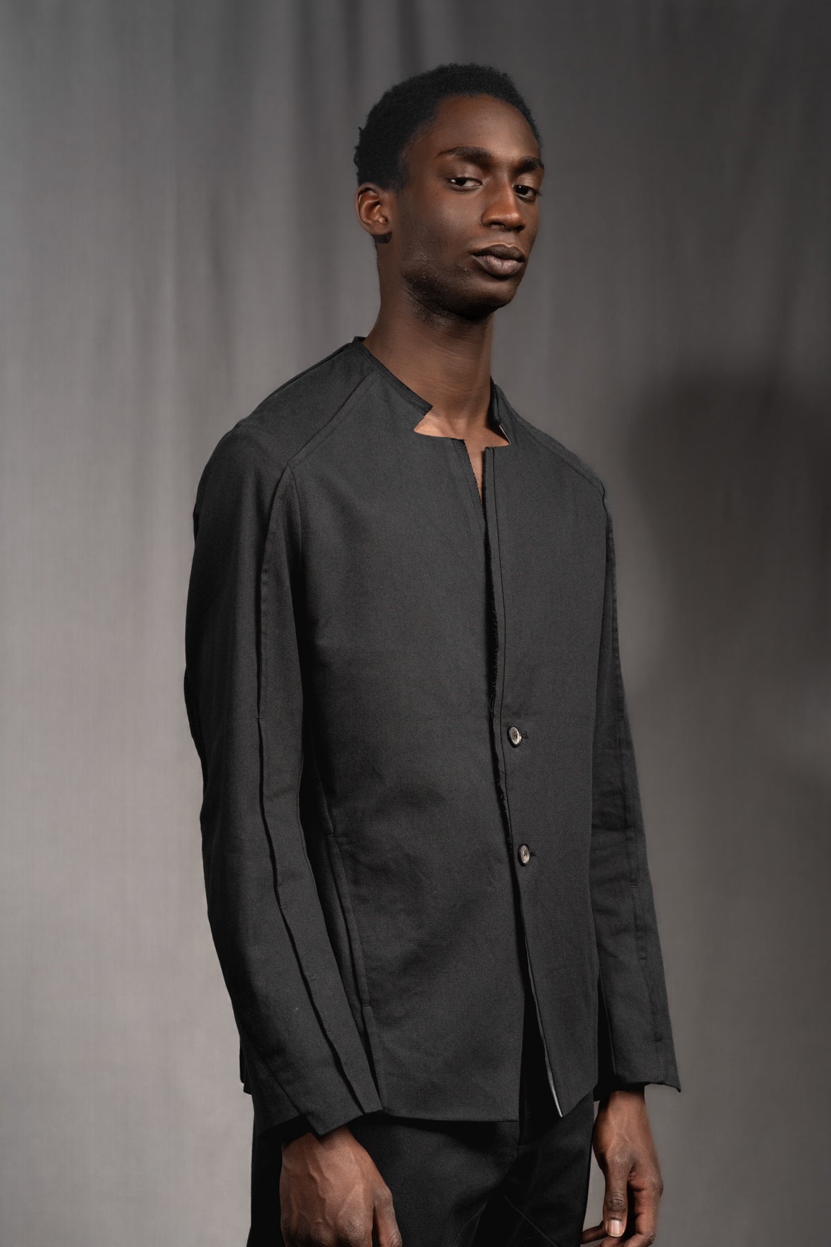 eigensinnig wien | Walpole | Leichtes Herren Designersakko mit Stehkragen aus schwarzer Gabardine-Baumwolle