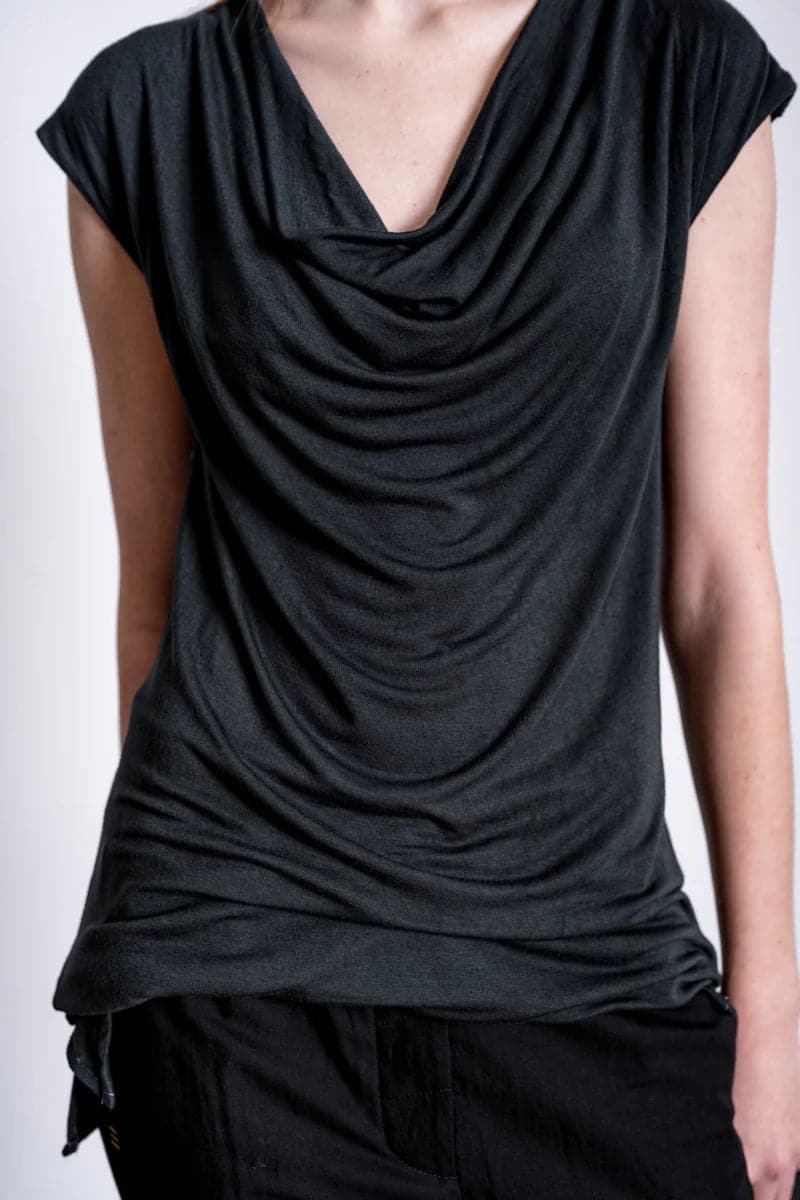 eigensinnig wien | Weil | Ausgefallenes Sommer Longtop Kleid mit Wasserfall-Ausschnitt aus feinem Bambus in Dunkelgrün