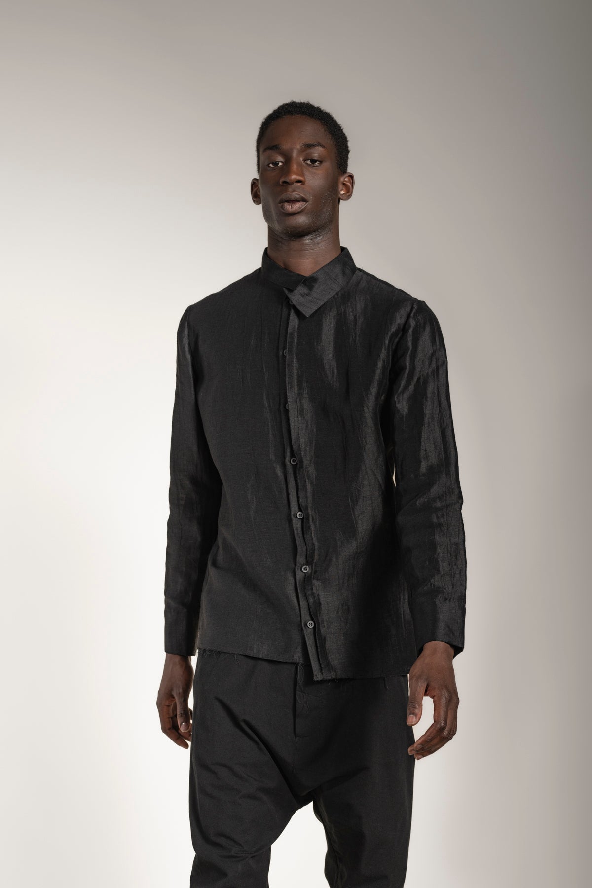 eigensinnig wien | Wittgenstein | Extravagantes Designer Leinenhemd für Herren in Schwarz
