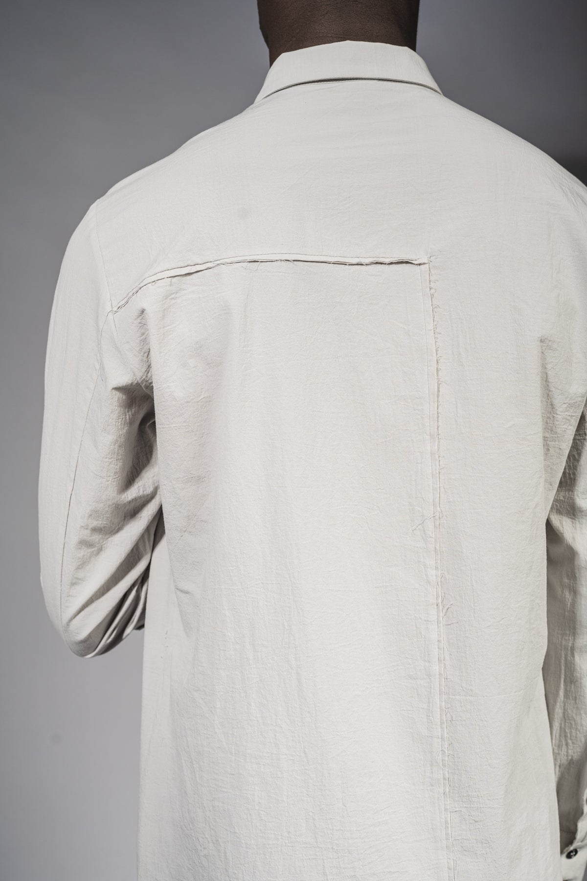 eigensinnig wien | Wittgenstein | Graues Herren Designerhemd mit unkonventionellem Kragen aus japanischer Baumwolle
