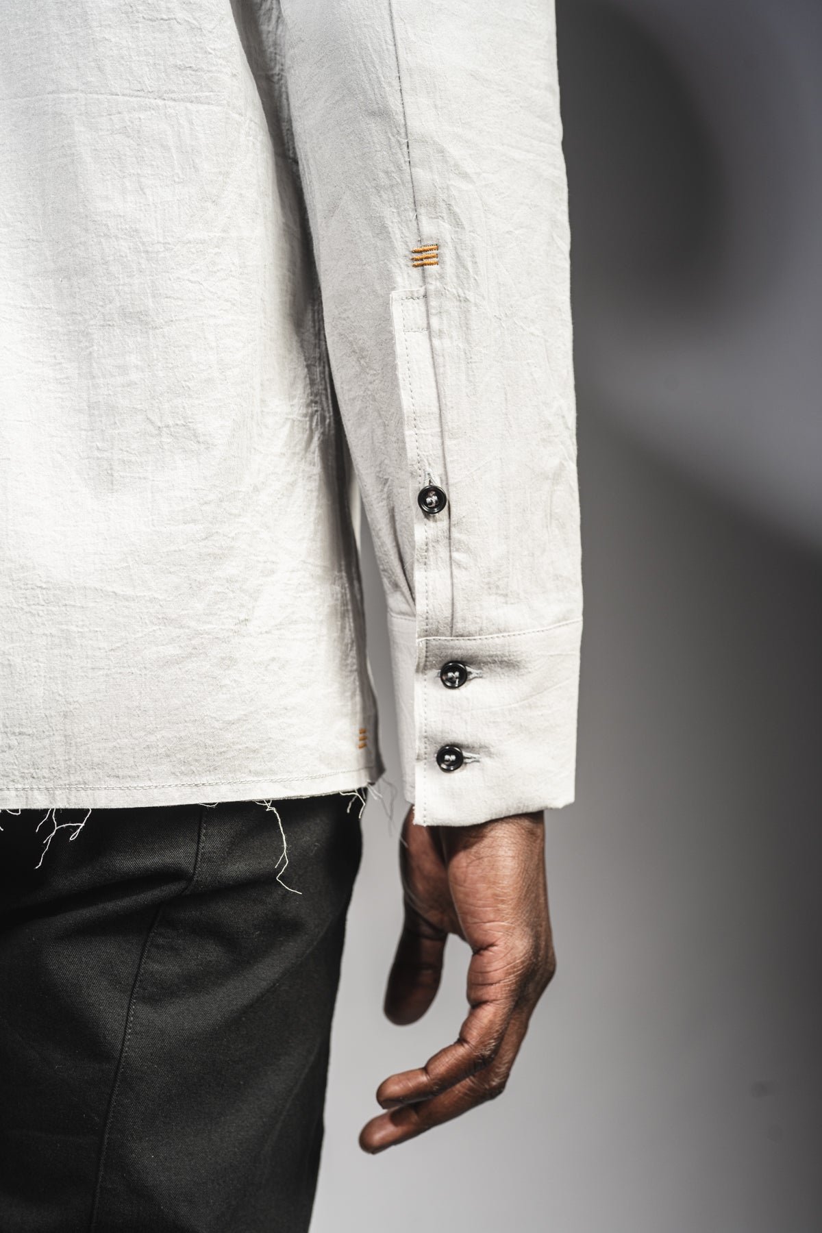 eigensinnig wien | Wittgenstein | Graues Herren Designerhemd mit unkonventionellem Kragen aus japanischer Baumwolle