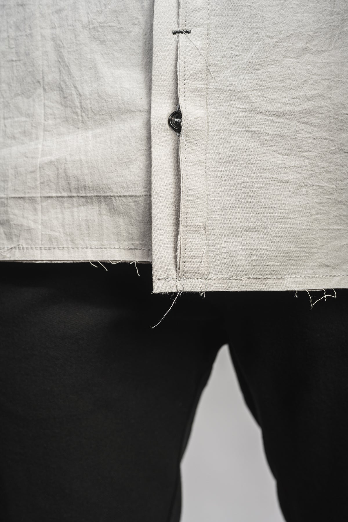 eigensinnig wien | Wittgenstein | Graues Herren Designerhemd mit unkonventionellem Kragen aus japanischer Baumwolle
