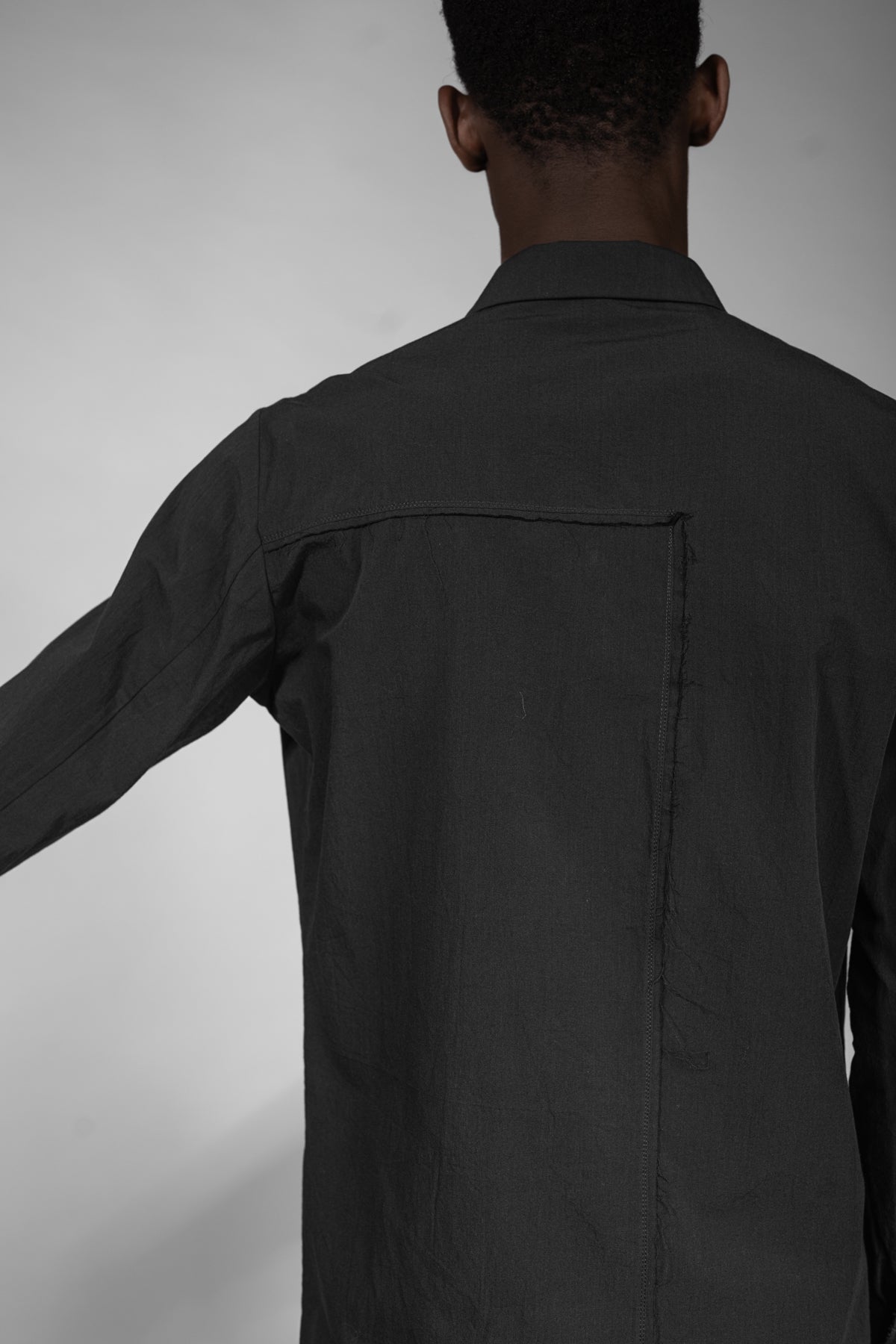 eigensinnig wien | Wittgenstein | Schwarzes Herren-Designerhemd mit unkonventionellem Kragen aus japanischer Baumwolle