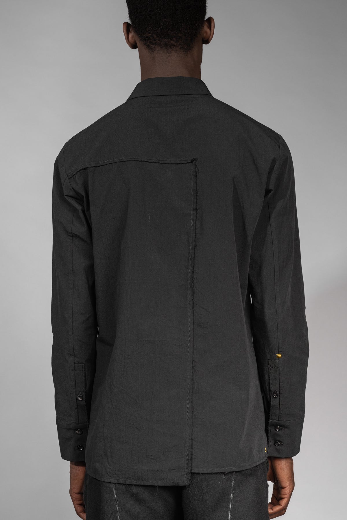 eigensinnig wien | Wittgenstein | Schwarzes Herren-Designerhemd mit unkonventionellem Kragen aus japanischer Baumwolle