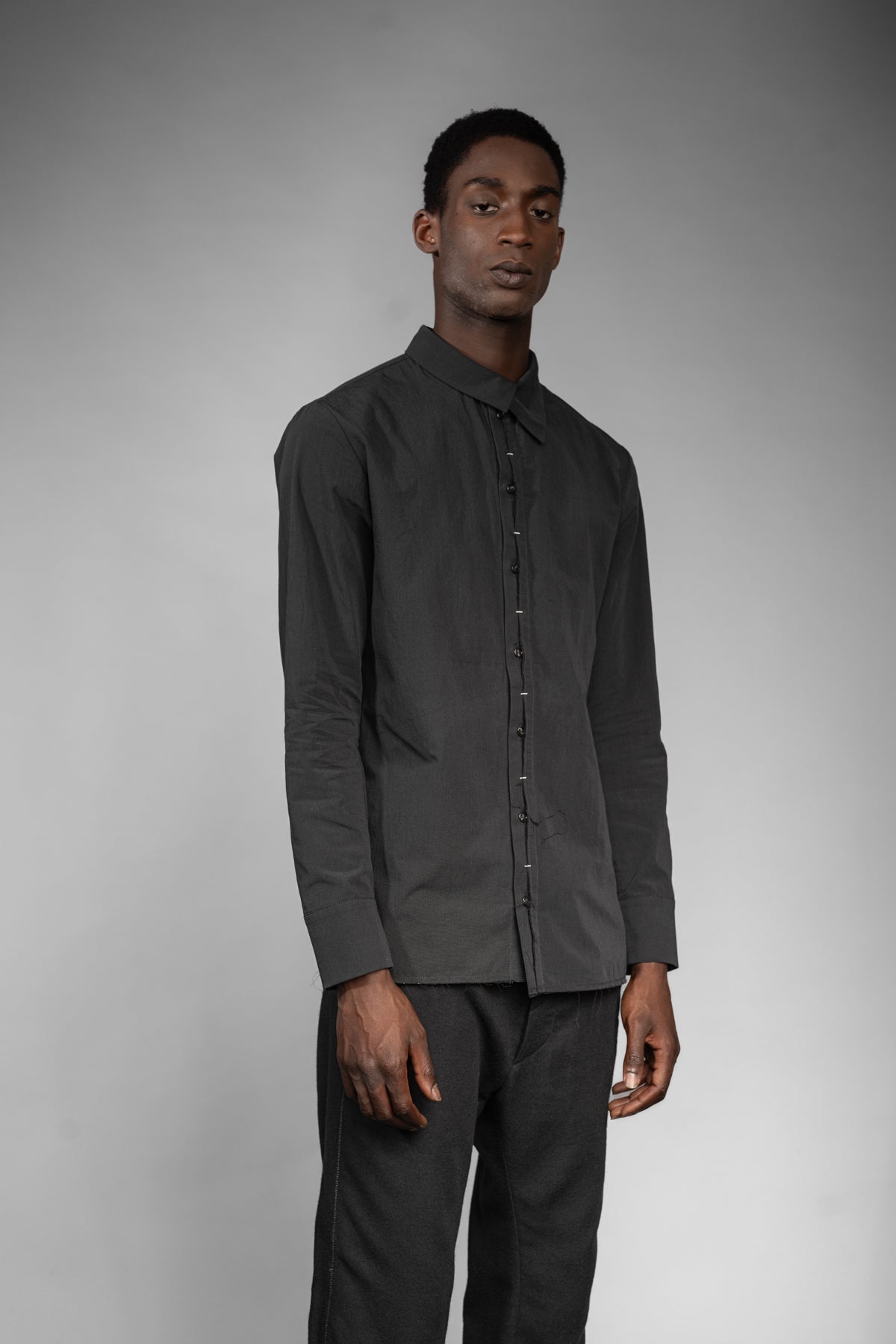 eigensinnig wien | Wittgenstein | Schwarzes Herren-Designerhemd mit unkonventionellem Kragen aus japanischer Baumwolle