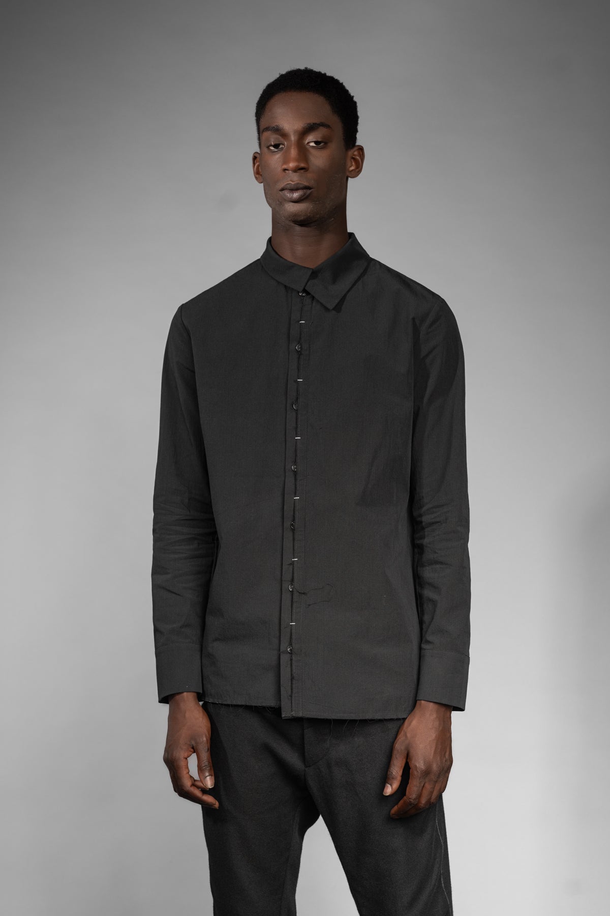 eigensinnig wien | Wittgenstein | Schwarzes Herren-Designerhemd mit unkonventionellem Kragen aus japanischer Baumwolle