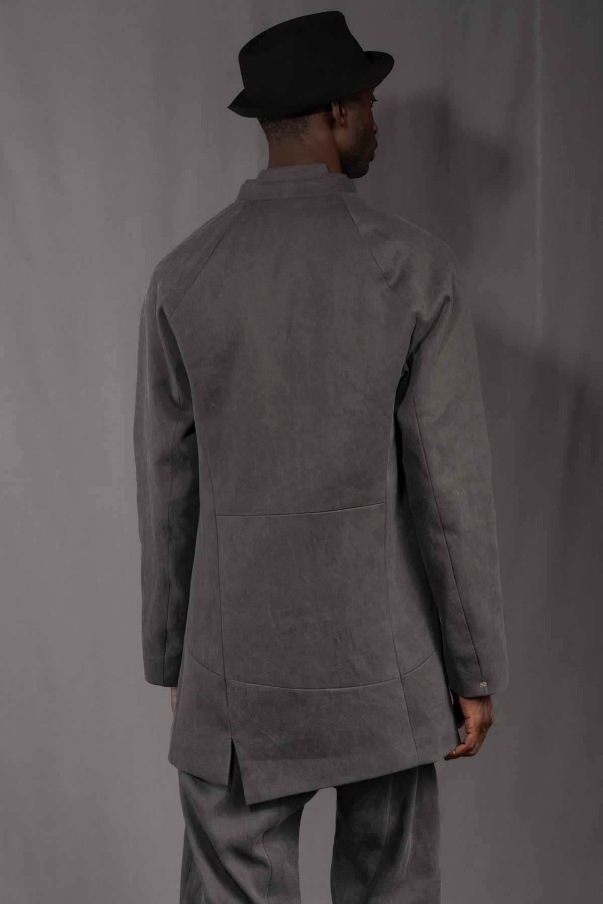 eigensinnig wien | Wotruba | Skulpturaler Herren Cold Dye Rigid Denim Kurzmantel in Moosgrau