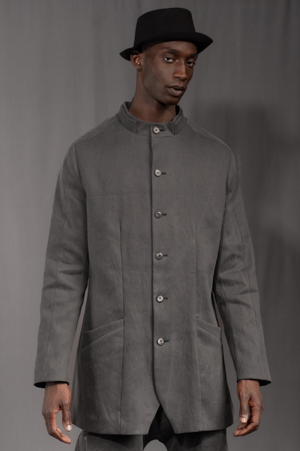 eigensinnig wien | Wotruba | Skulpturaler Herren Cold Dye Rigid Denim Kurzmantel in Moosgrau