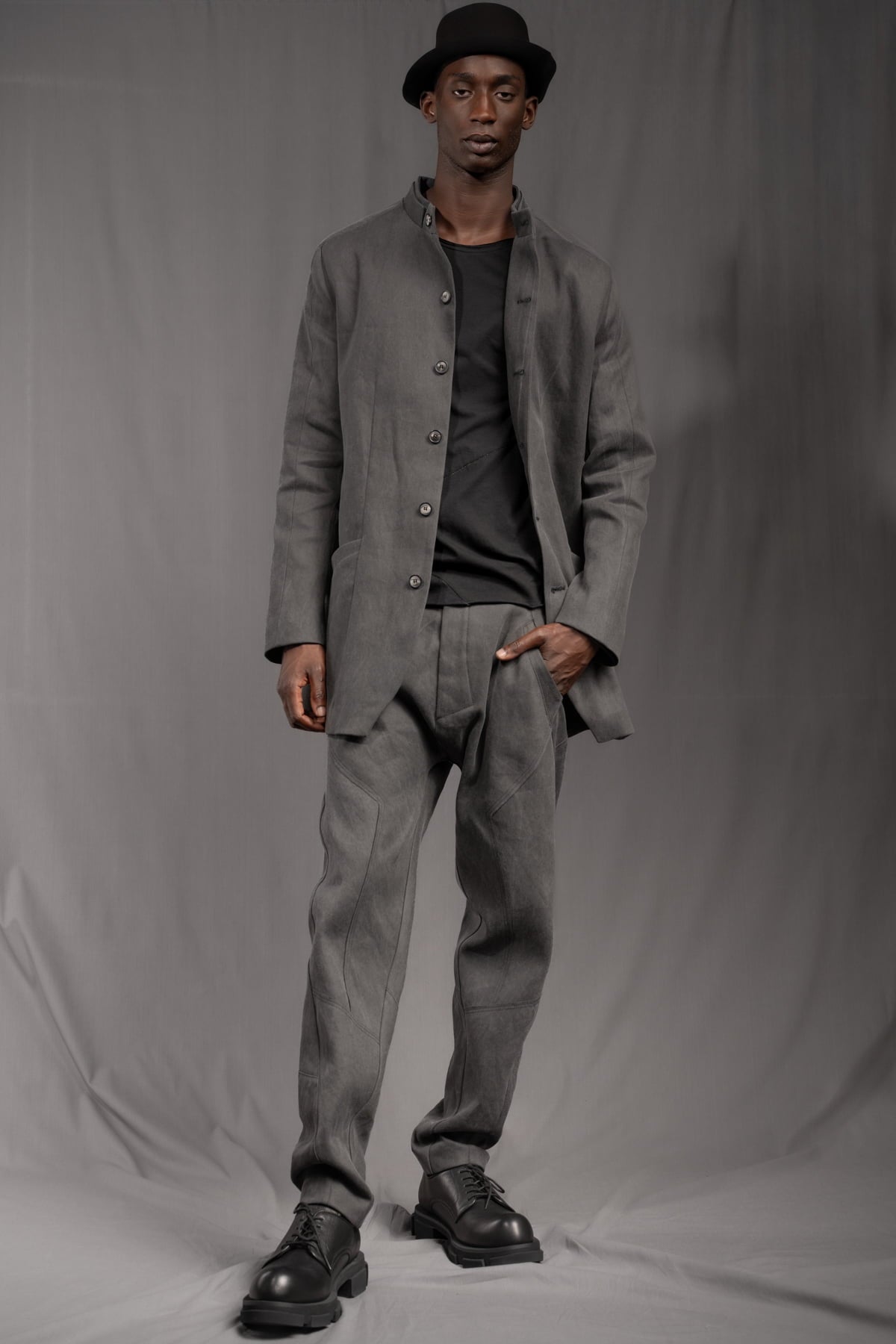 eigensinnig wien | WotWal | Skulpturaler Herrenanzug aus Cold Dye Rigid Denim in Moosgrau