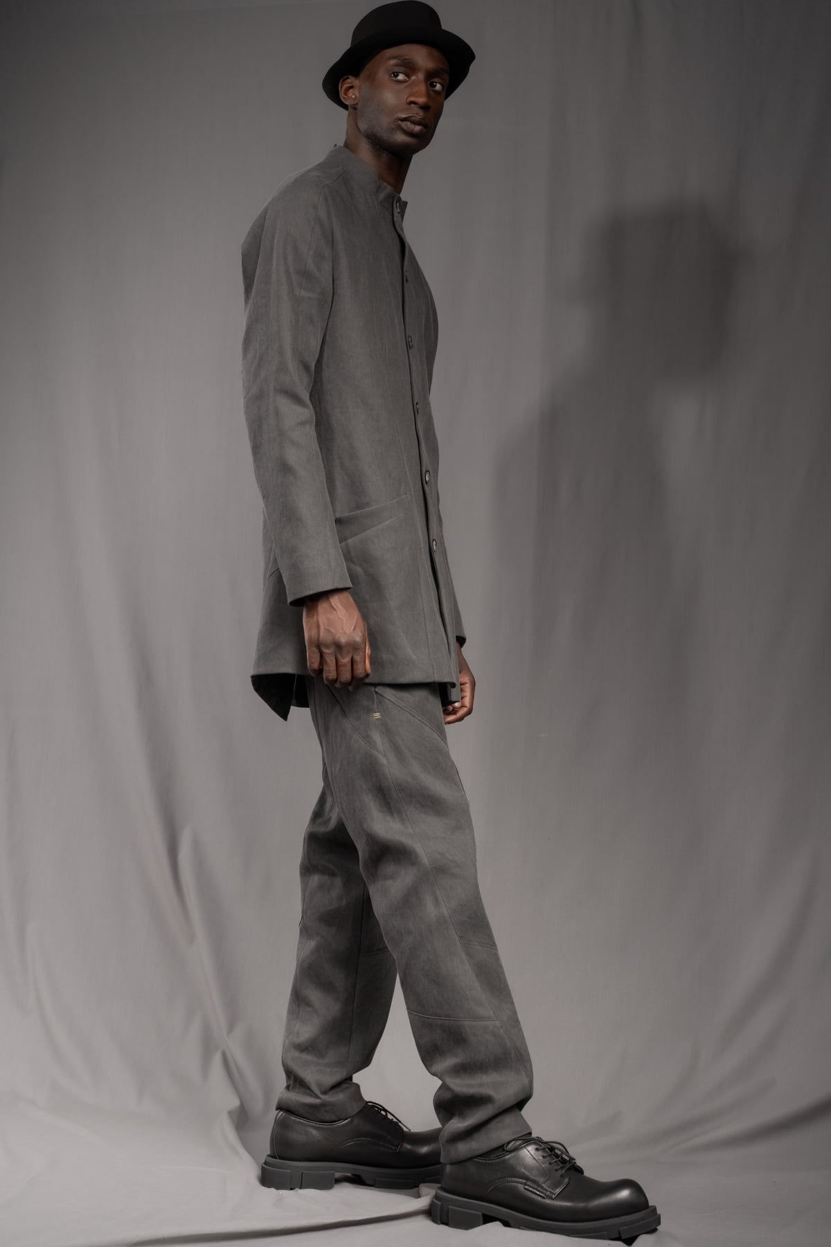 eigensinnig wien | WotWal | Skulpturaler Herrenanzug aus Cold Dye Rigid Denim in Moosgrau
