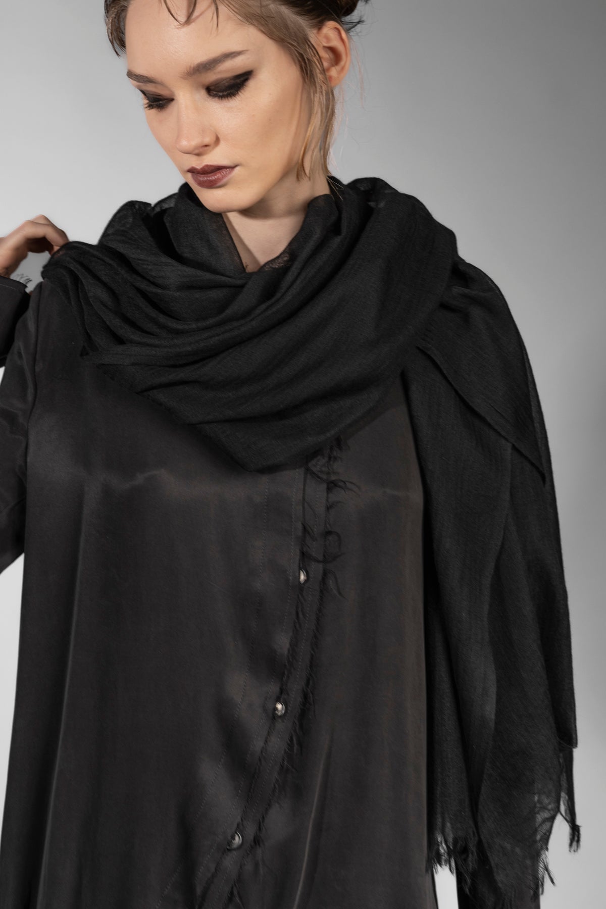 eigensinnig wien | Wrong Heaven | Schwarzer Designer Schal aus hochwertiger Wolle