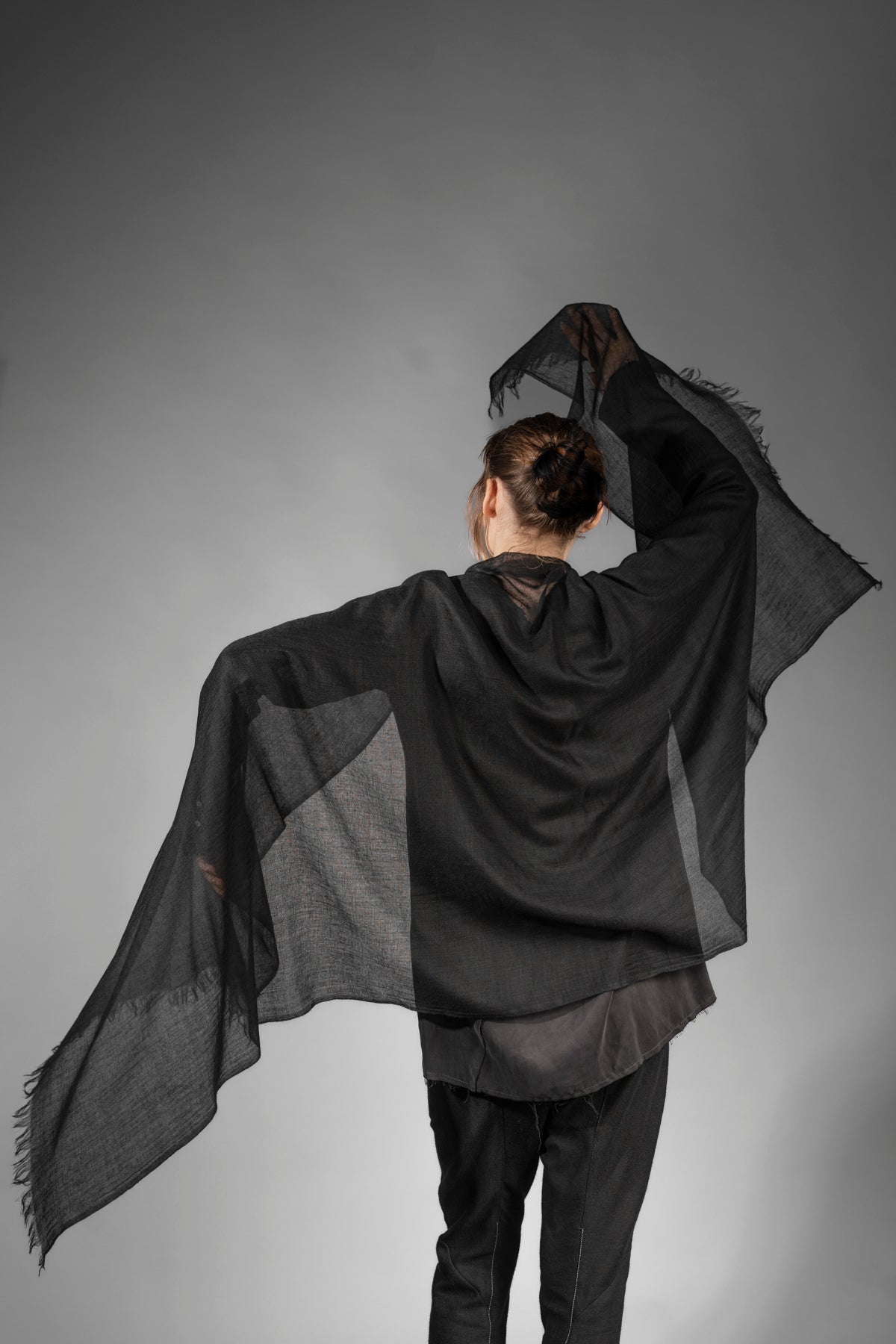 eigensinnig wien | Wrong Heaven | Schwarzer Designer Schal aus hochwertiger Wolle