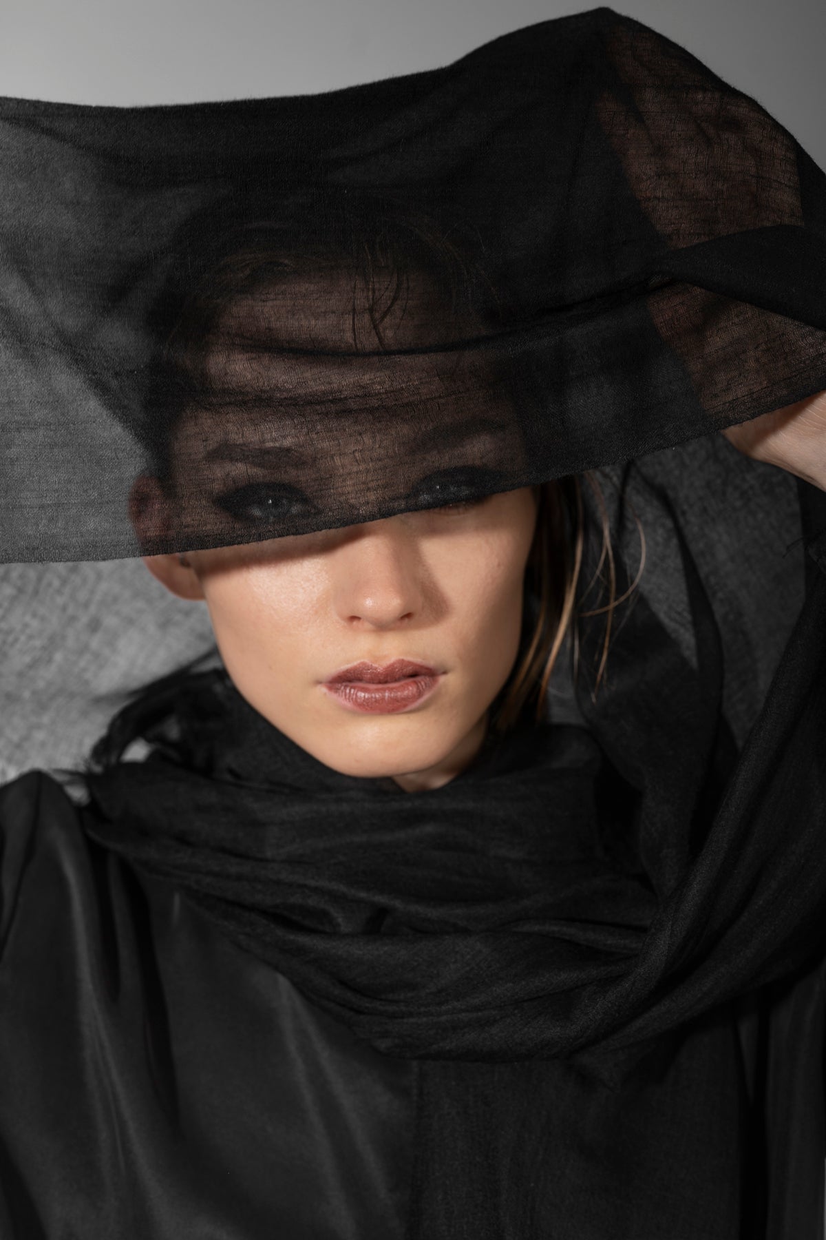 eigensinnig wien | Wrong Heaven | Schwarzer Designer Schal aus hochwertiger Wolle