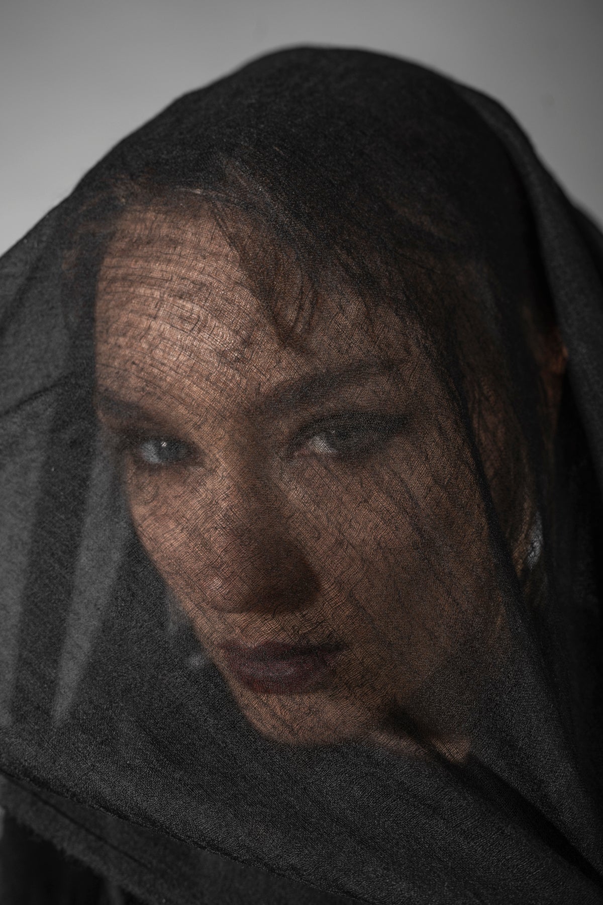 eigensinnig wien | Wrong Heaven | Schwarzer Designer Schal aus hochwertiger Wolle