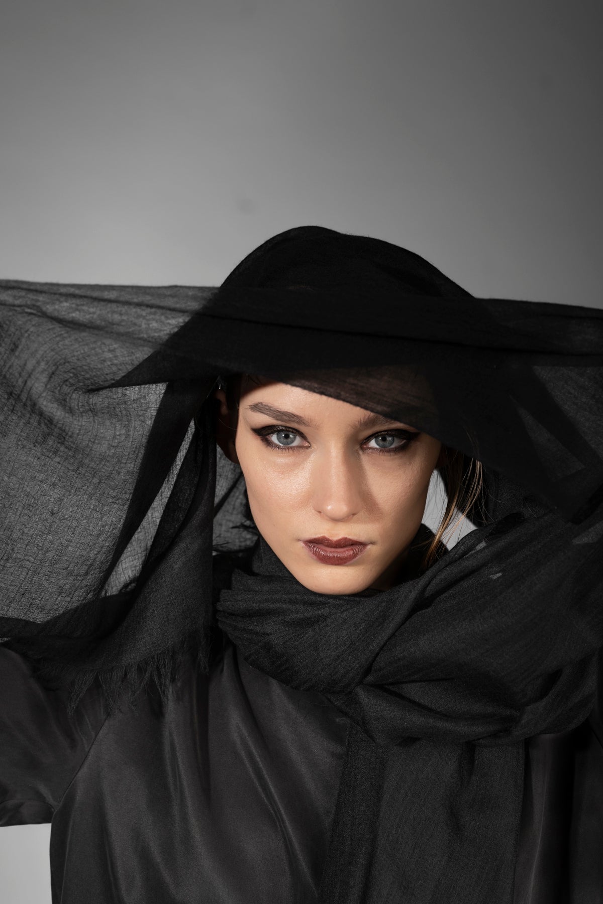 eigensinnig wien | Wrong Heaven | Schwarzer Designer Schal aus hochwertiger Wolle