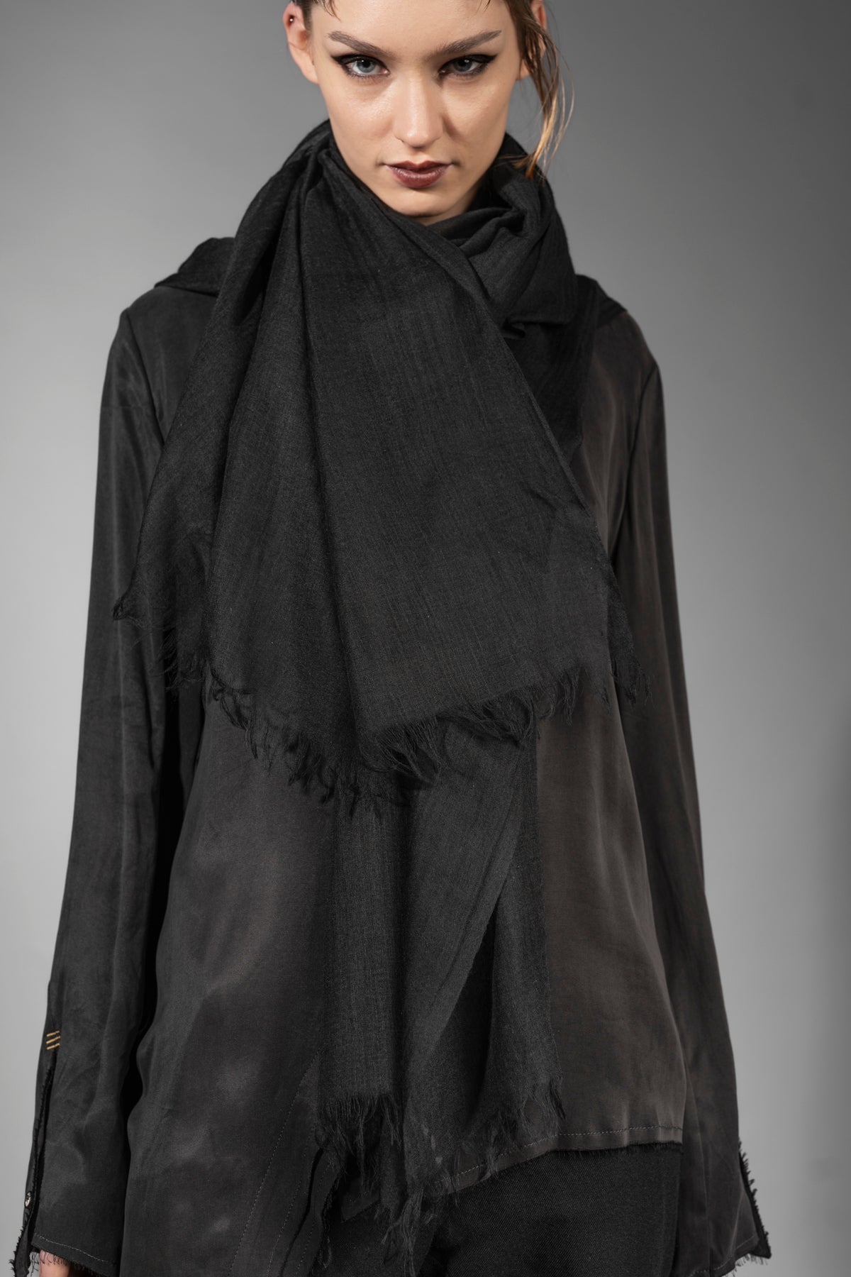 eigensinnig wien | Wrong Heaven | Schwarzer Designer Schal aus hochwertiger Wolle