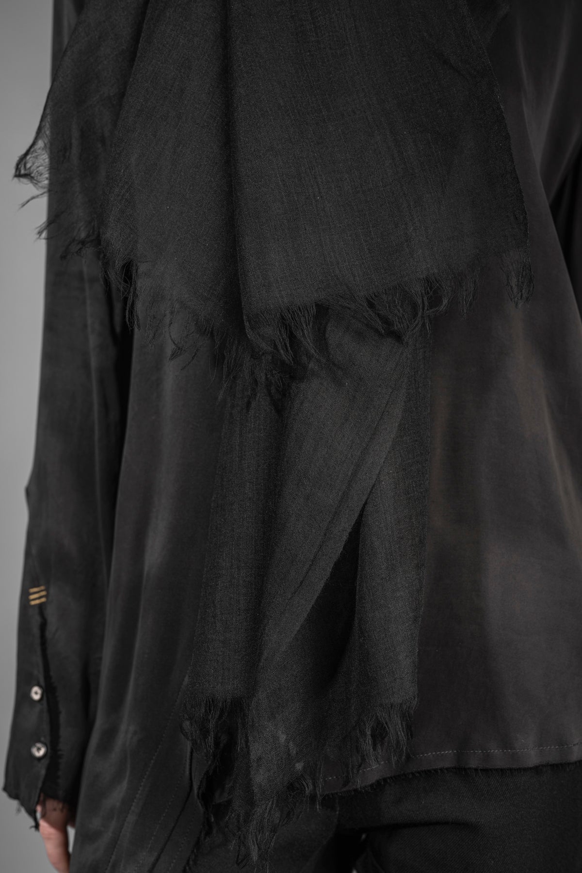 eigensinnig wien | Wrong Heaven | Schwarzer Designer Schal aus hochwertiger Wolle