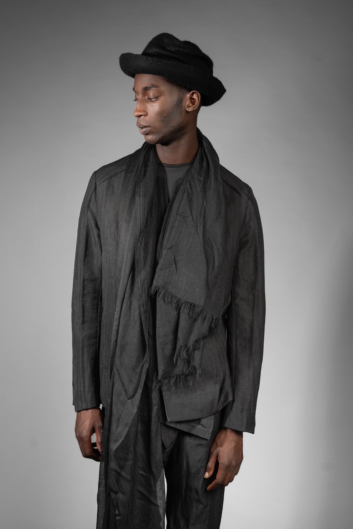 eigensinnig wien | Wrong Heaven | Schwarzer Designer Schal aus hochwertiger Wolle