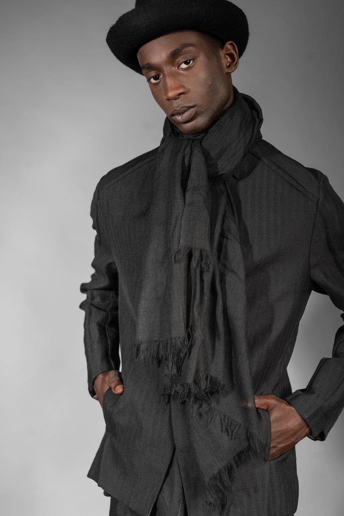 eigensinnig wien | Wrong Heaven | Schwarzer Designer Schal aus hochwertiger Wolle