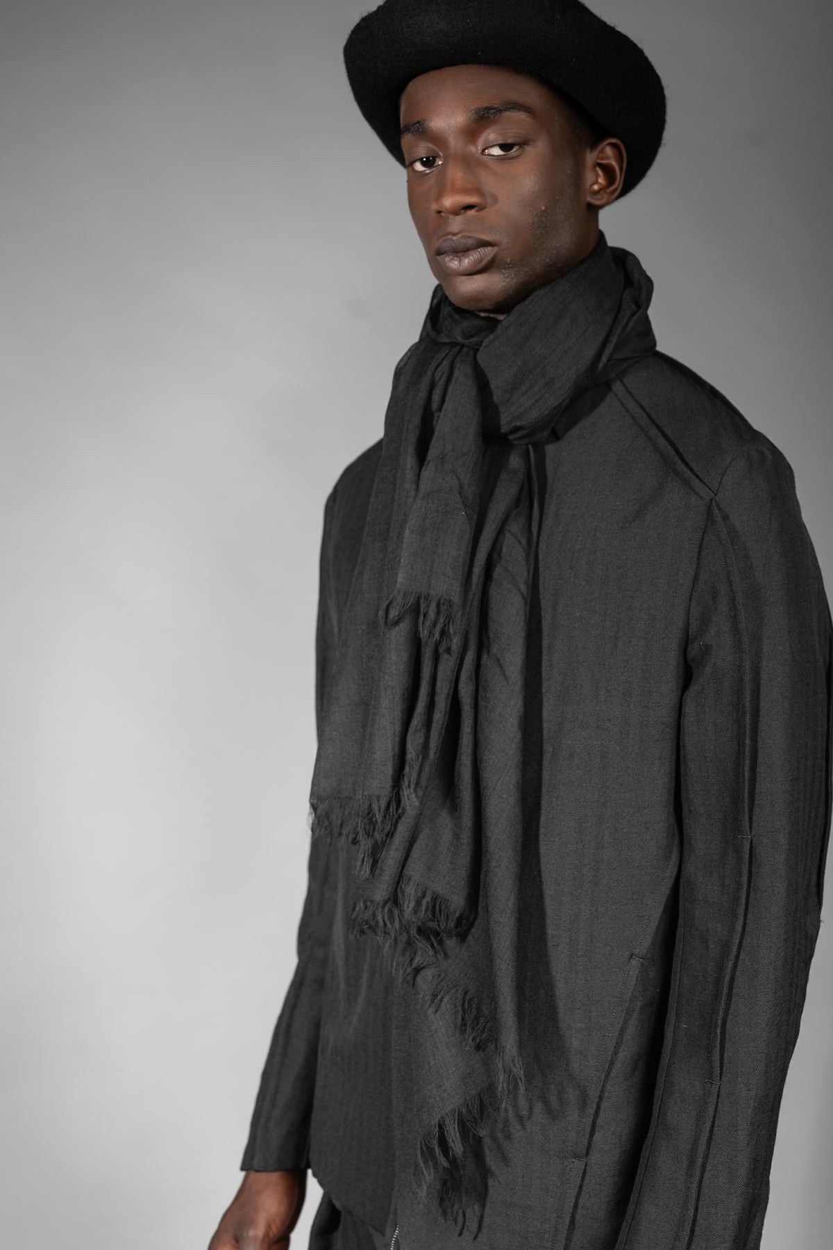 eigensinnig wien | Wrong Heaven | Schwarzer Designer Schal aus hochwertiger Wolle