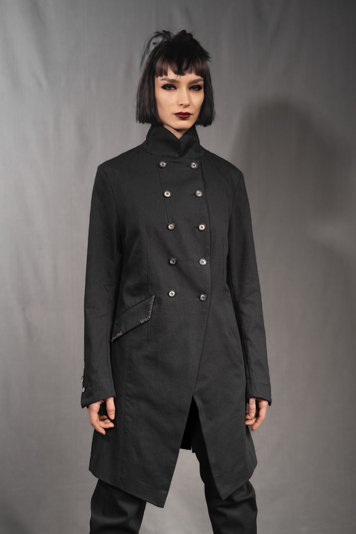 eigensinnig wien | Ylajali | Designer Doppelreiher Mantel für Damen aus schwarzer Baumwolle